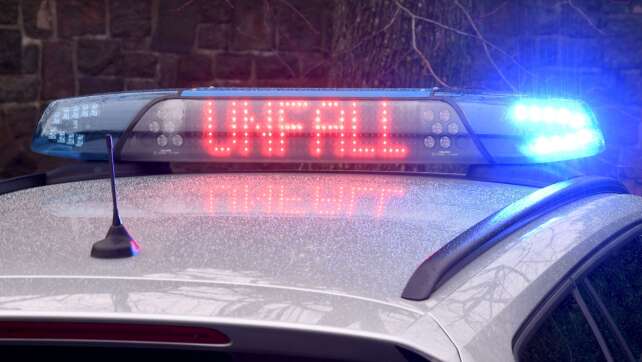 Auto stürzt Böschung herab und prallt auf Pkw und Carport