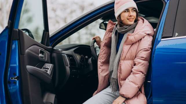 Risiken beim Autofahren in dicken Winterjacken: Warum sie die Sicherheit gefährden könnten