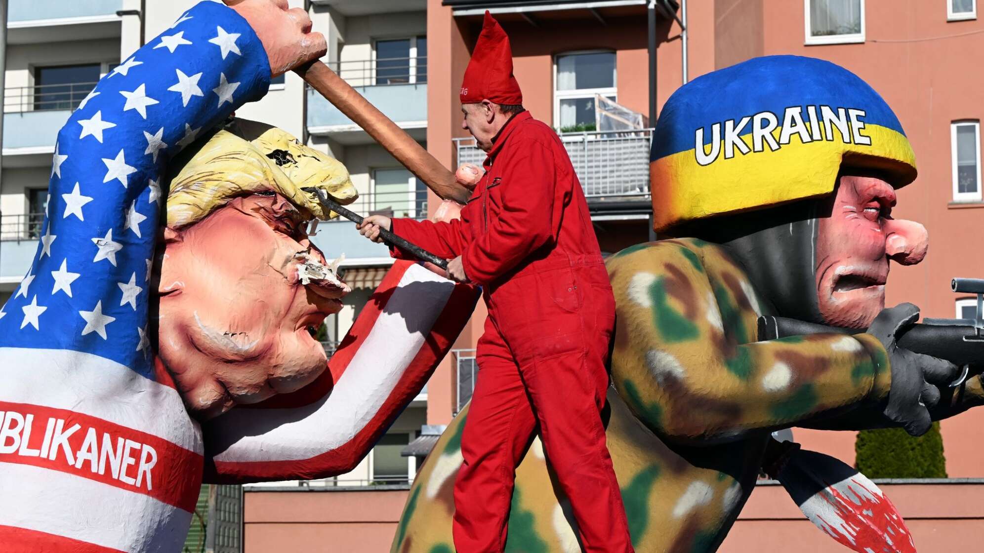 Düsseldorfer Karnevalisten reißen Mottowagen ab