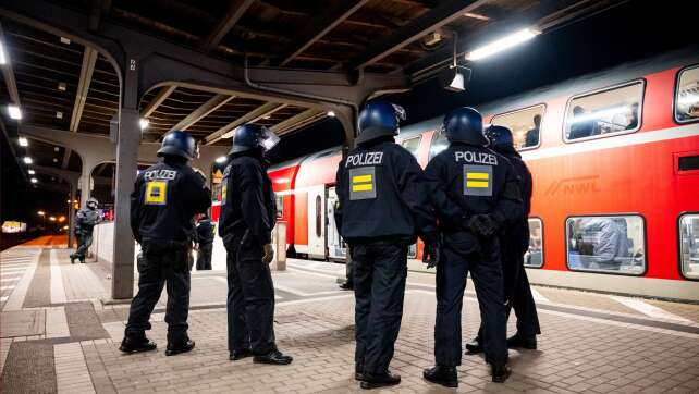 Polizei stoppt Regionalzug und durchsucht hunderte HSV-Fans