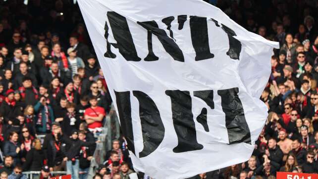 Erneute Proteste: Nürnberg-Fans im Stadion-Innenraum