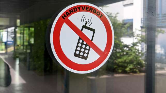 Handyverbot an Schulen: Sinnvoll oder kontraproduktiv?