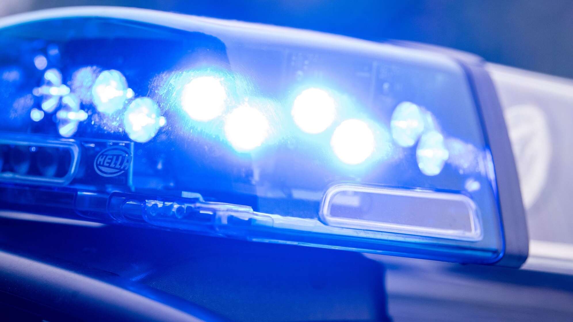 Ein Blaulicht leuchtet an einer Polizeistreife