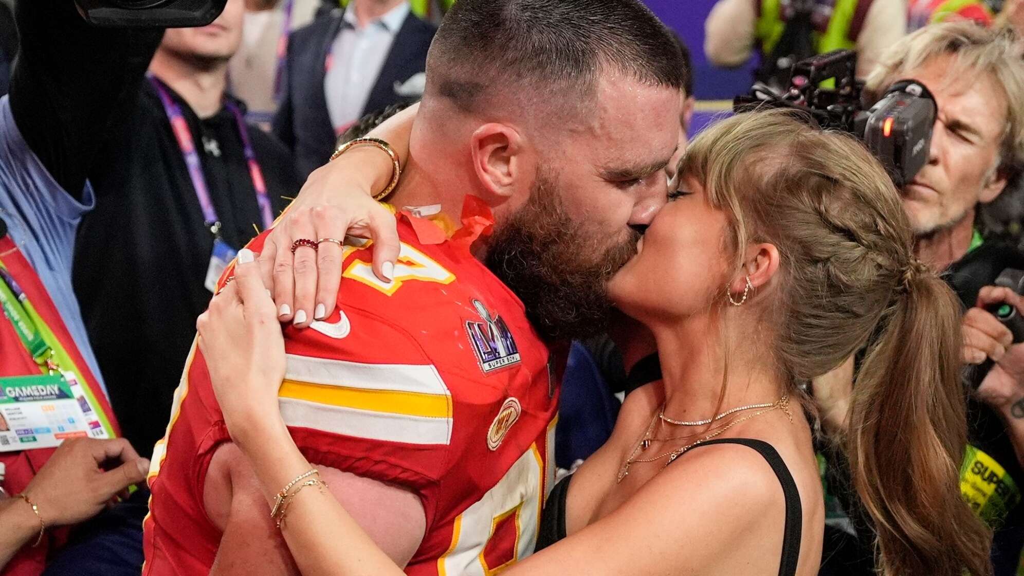 Taylor Swift küsst Travis Kelce