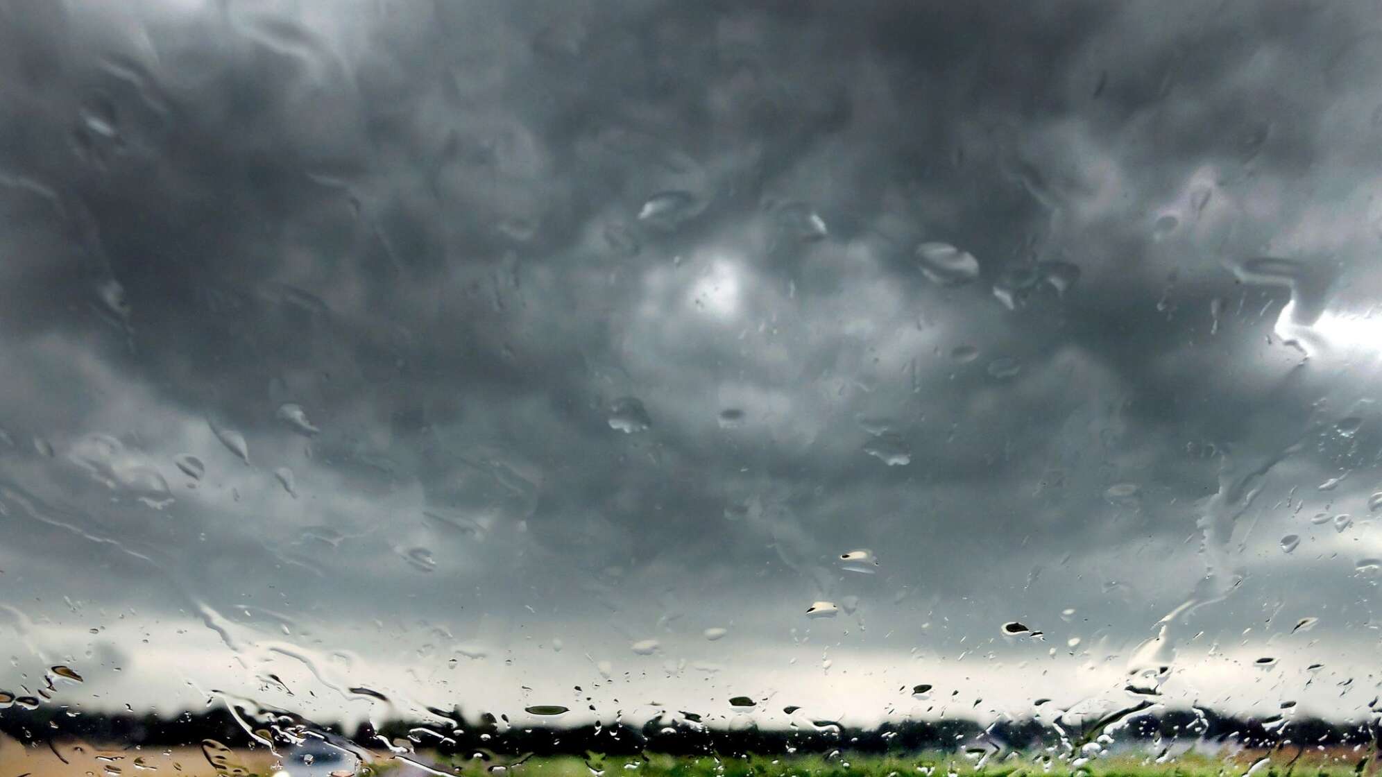 Dunkle Wolken am Himmel.