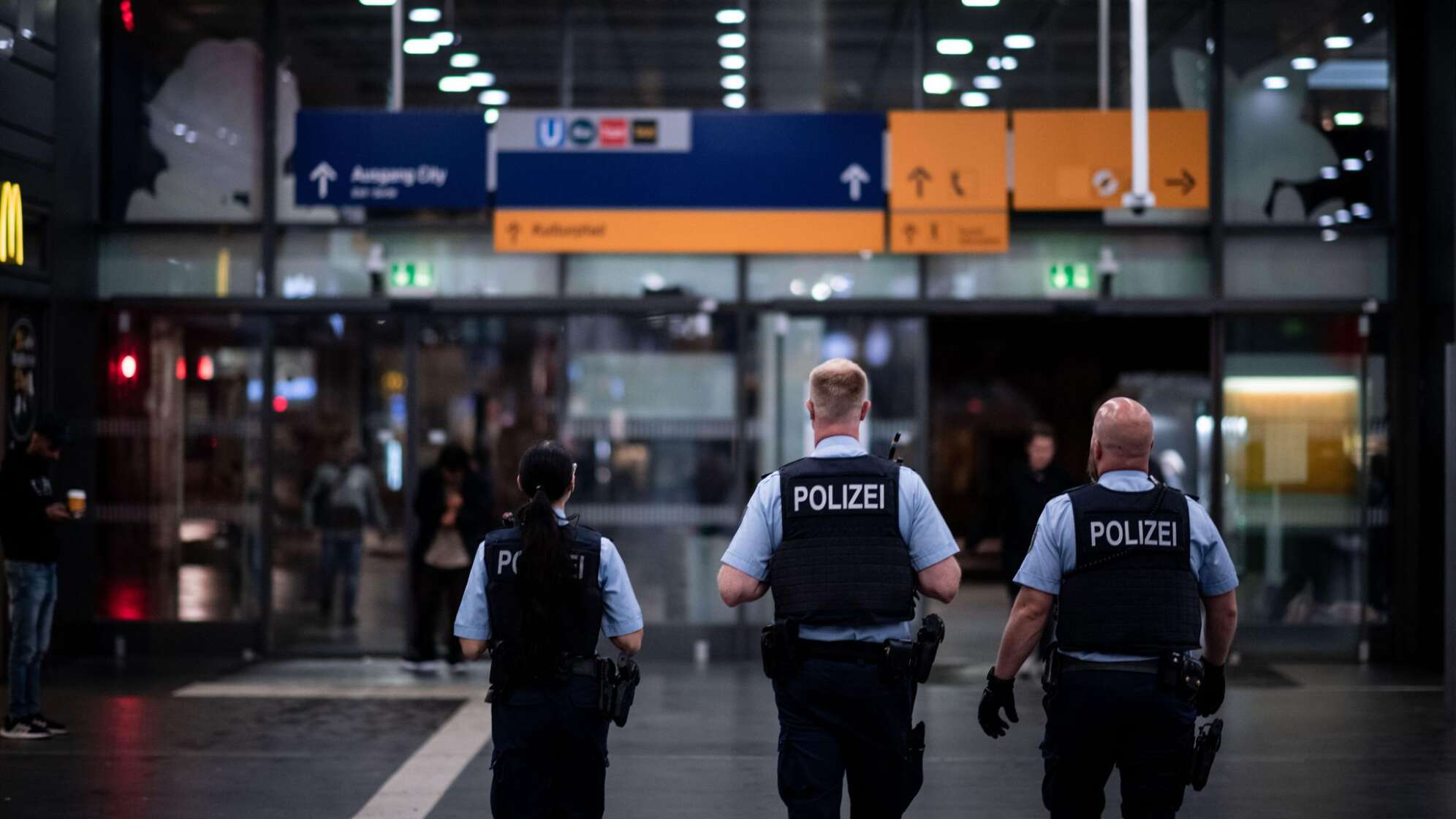 Polizisten im Bahnhof