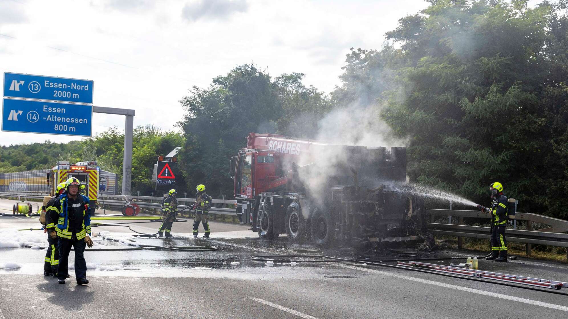 Brennender Autokran - A42 stundenlang gesperrt