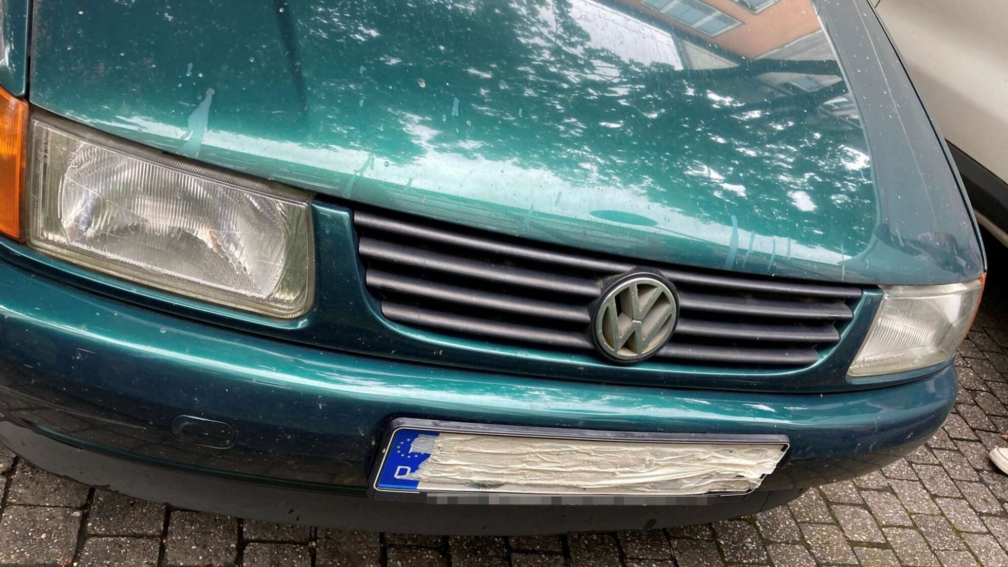 Kennzeichen überklebt