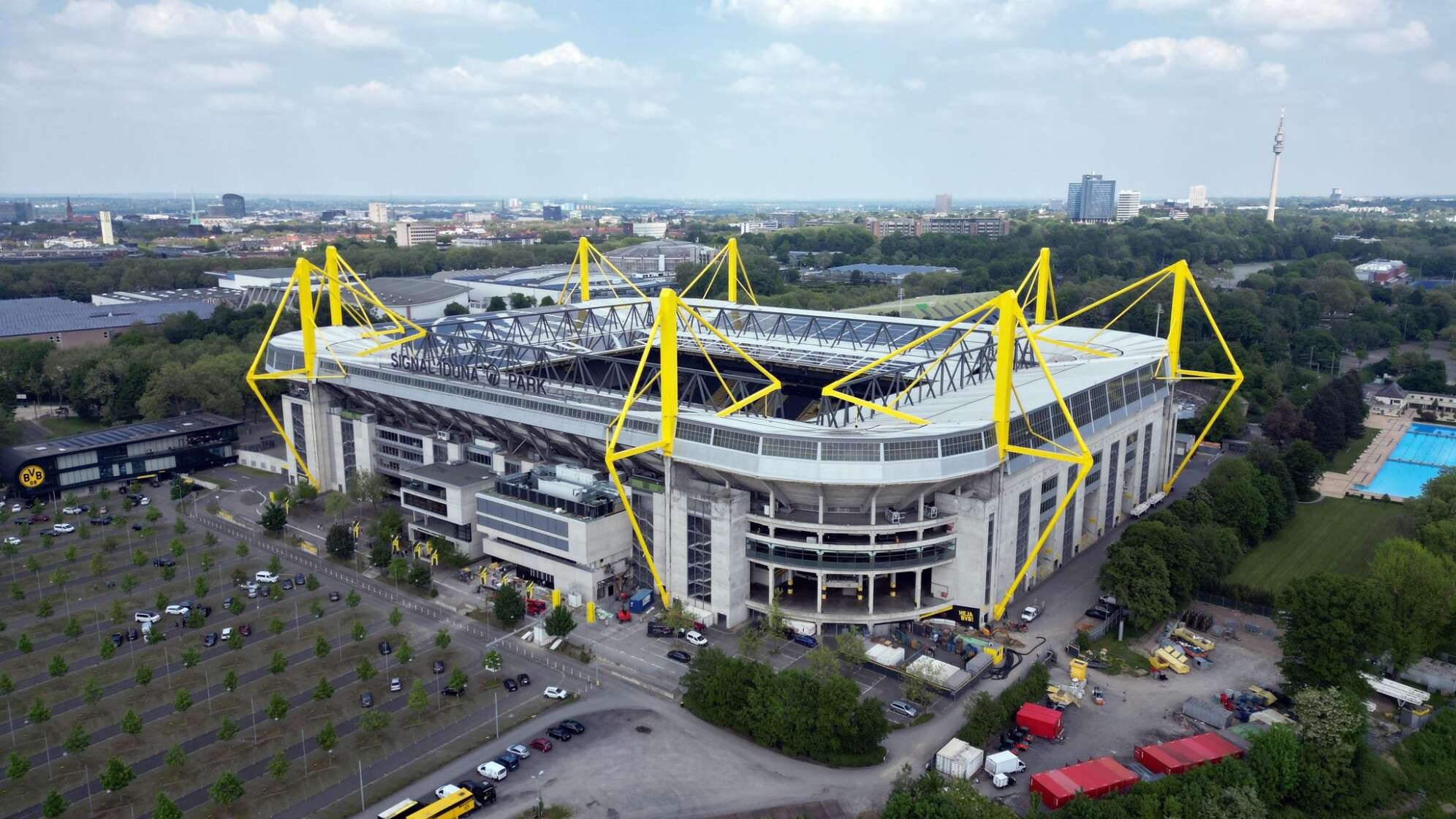 Blick auf das Fußballstadion Signal Iduna Park in Dortmund