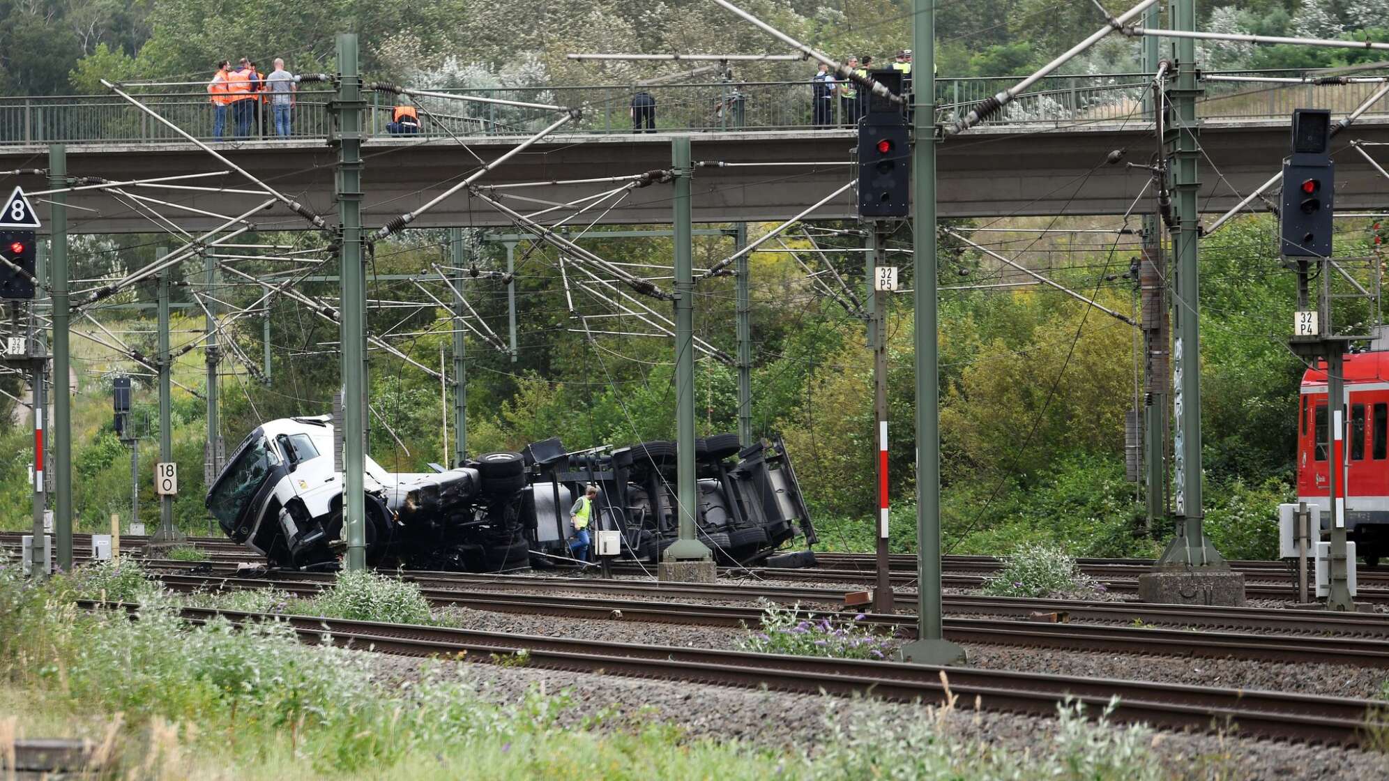 Lastwagen stürzt von Brücke auf Bahngleise