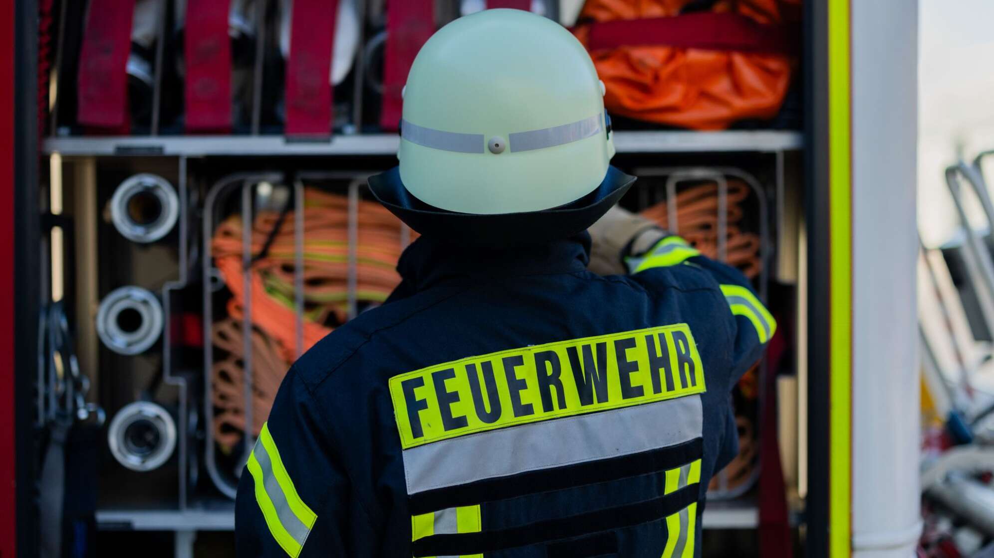 Feuerwehrmann an Einsatzfahrzeug