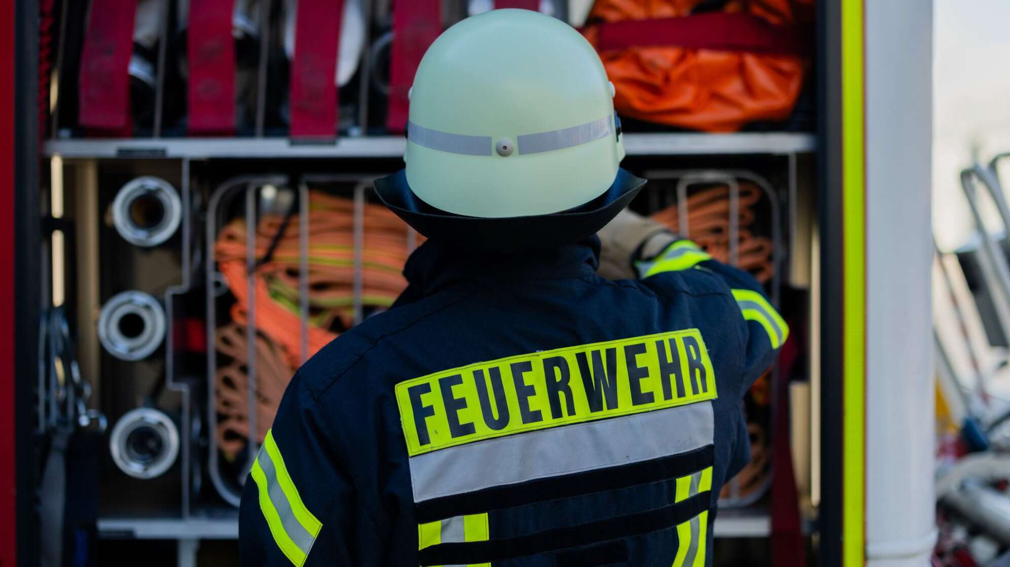Feuerwehrmann an Einsatzfahrzeug