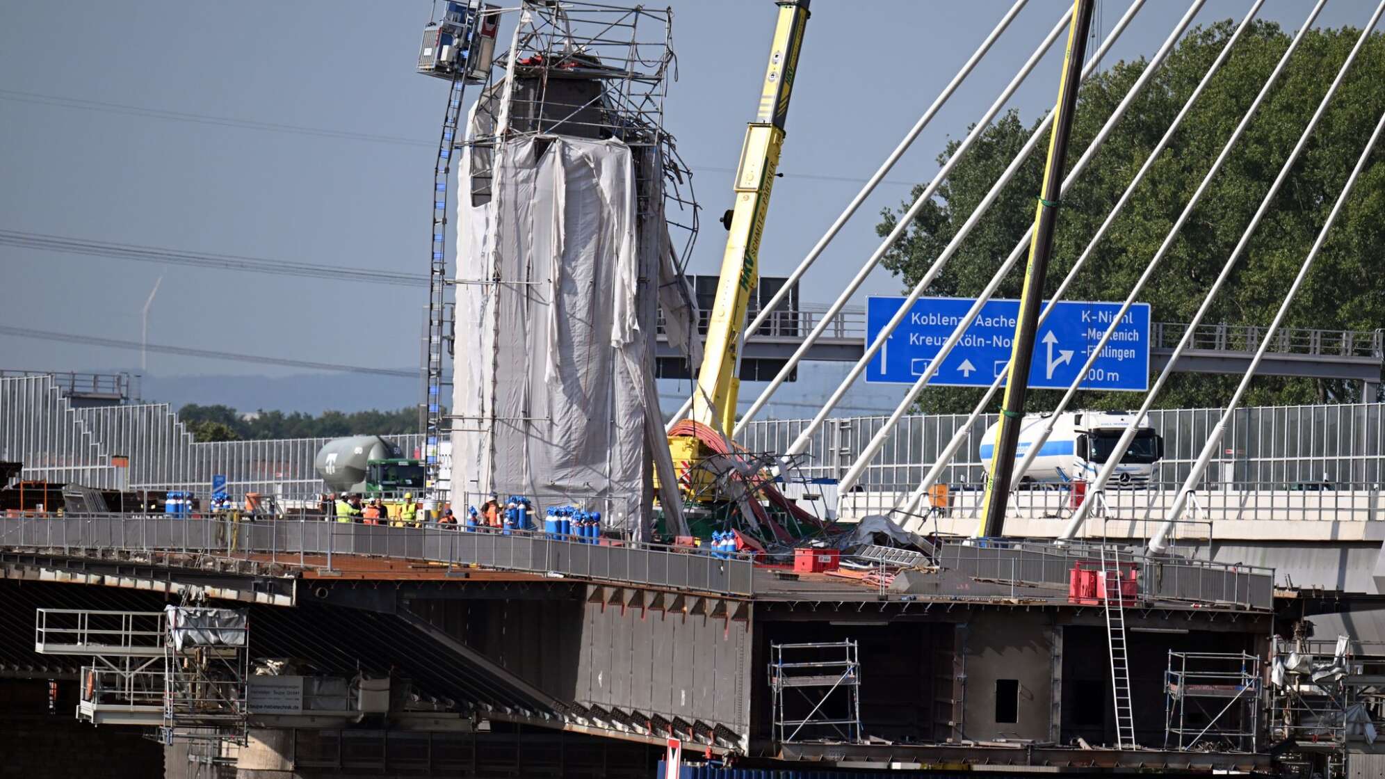 Toter und Verletzte bei Unfall an Leverkusener Brücke