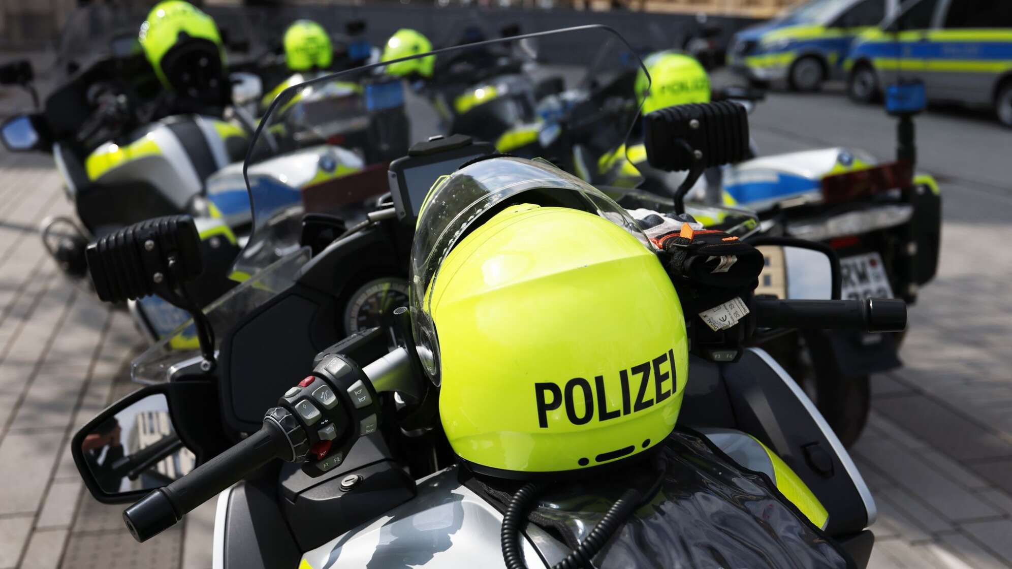 Motorradpolizisten bekommen Helme mit Bluetooth