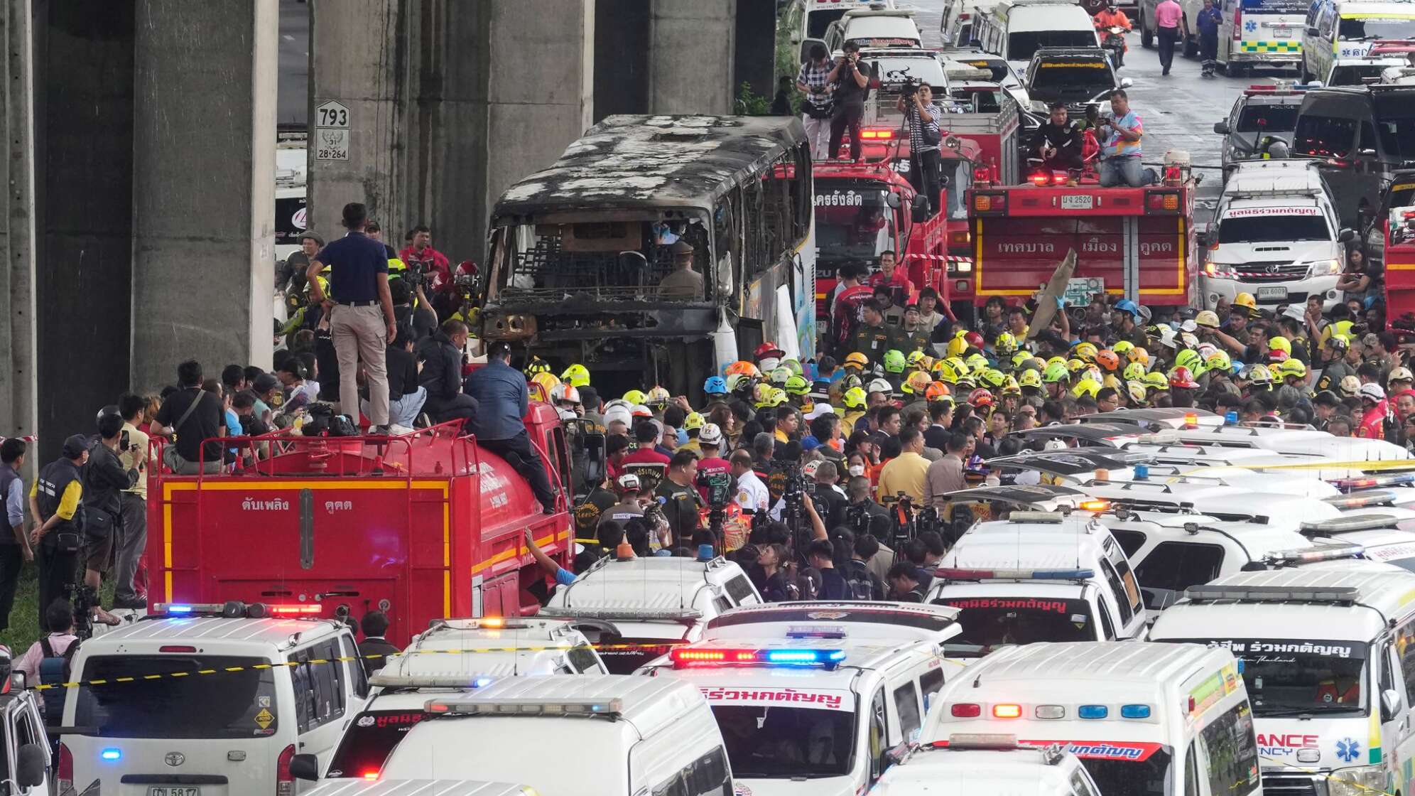Thailand - Schulbus gerät in Brand