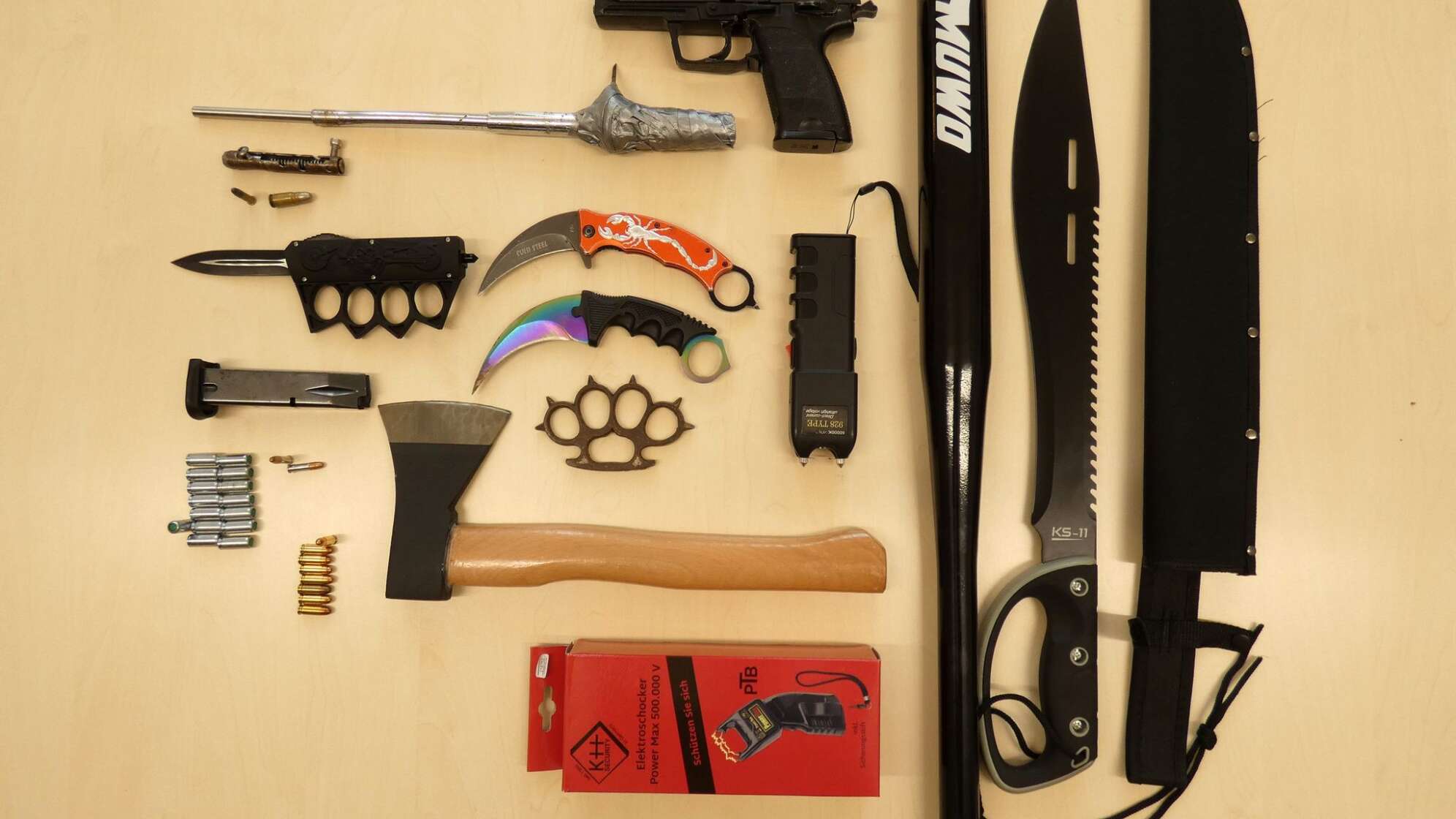 Verschiedene Waffen bei Razzia aufgefunden