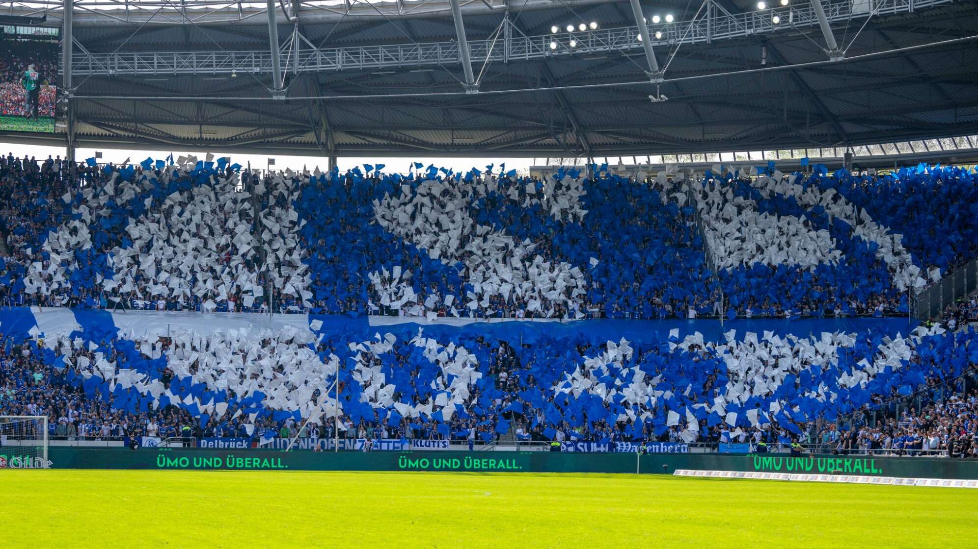Fans von Schalke 04 bilden das Vereinswappen
