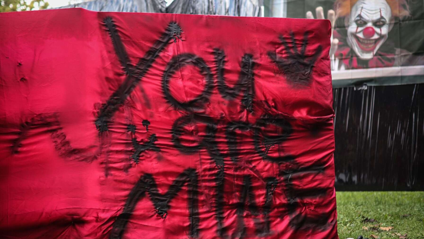 "You are mine" ist auf einem roten Banner zu lesen