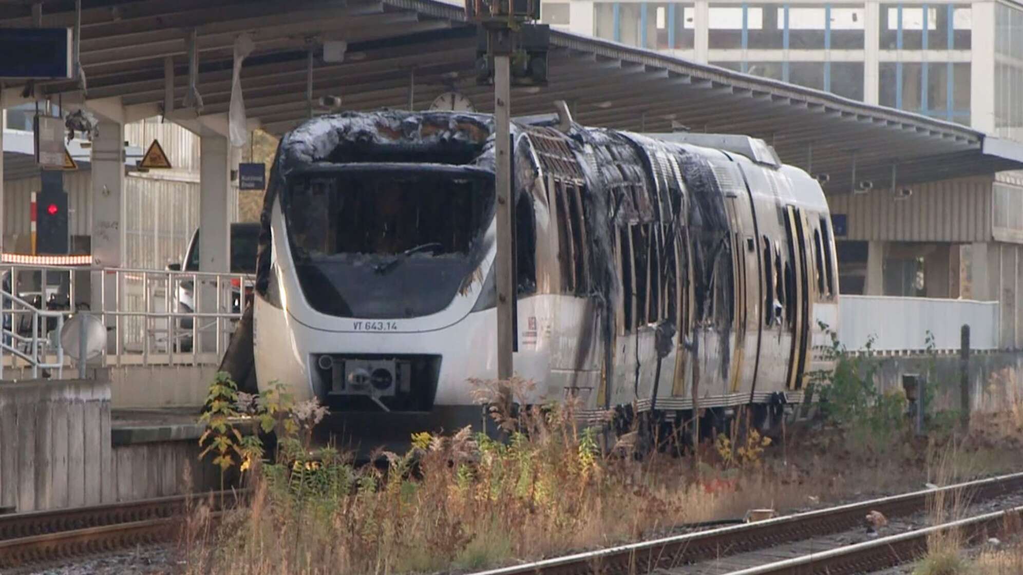 Zug im Bahnhof Ahrensfelde ausgebrannt