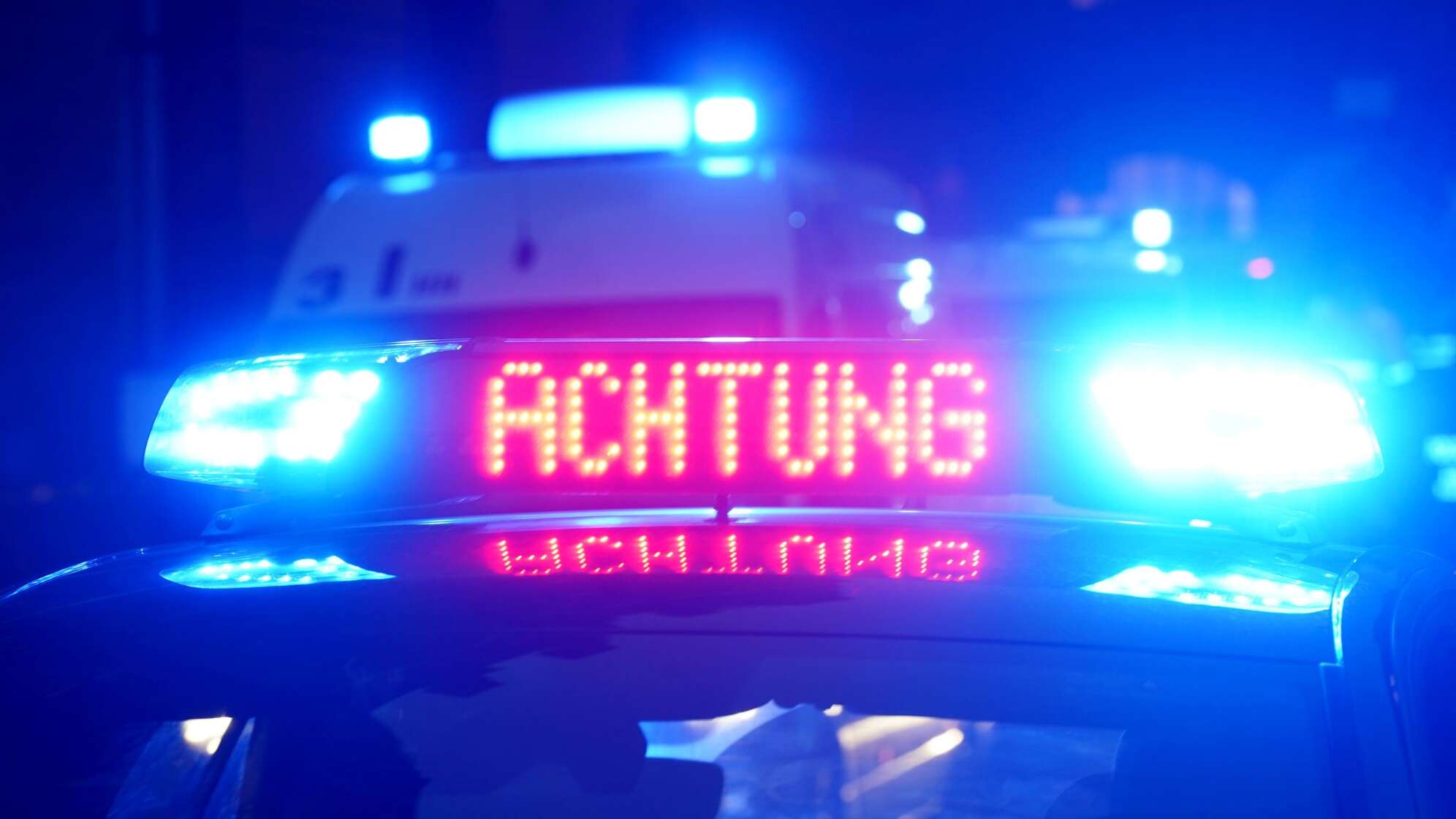 Achtung Leuchte auf Polizeiwagen - Symbolbild