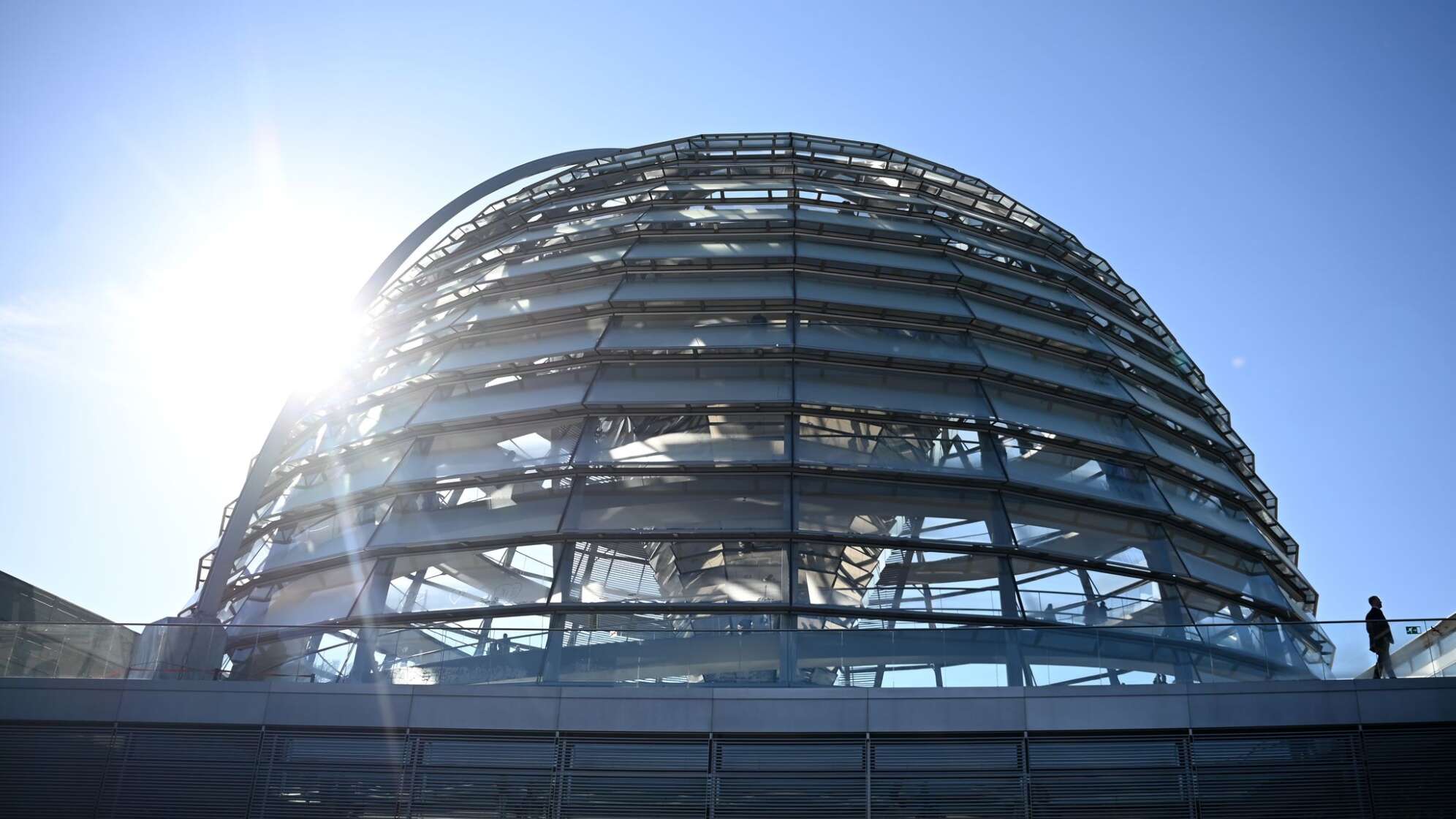 Der Bundestag mit seiner gläsernen Kuppel als Wahrzeichen