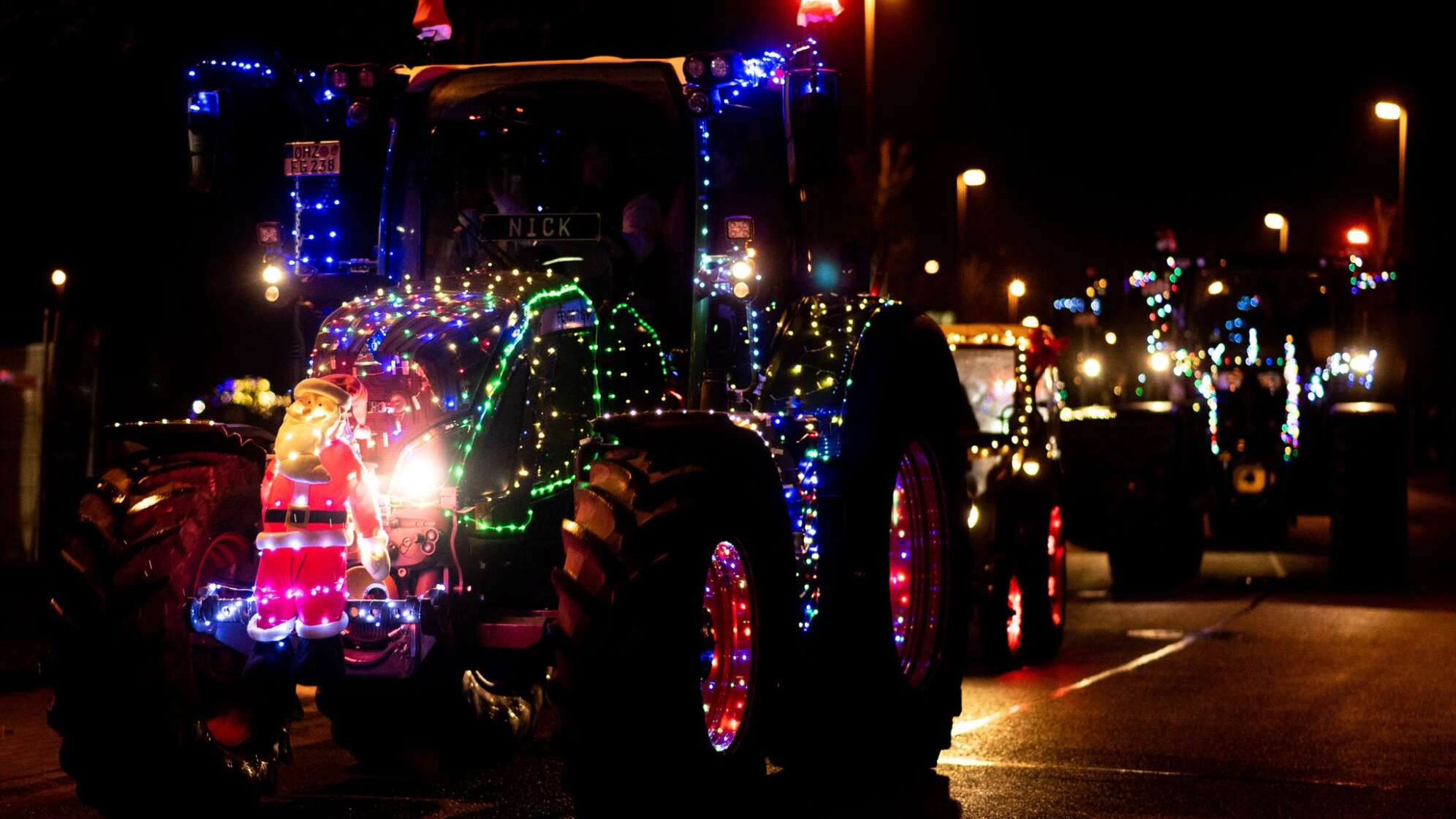 Lichterfahrt mit weihnachtlich geschmückten Traktoren